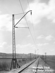 eingleisige gerade Strecke mit Oberleitung an Stahlmasten mit Schr&auml;gausleger und zwei Vollkernisolatoren in Reihe